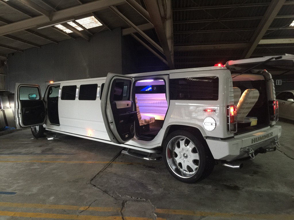 Hummer H2 Limouisne大阪 札幌へ アメ車専門店 エックスローディープス キャデラック シボレー ダッジなど新車 中古車の販売